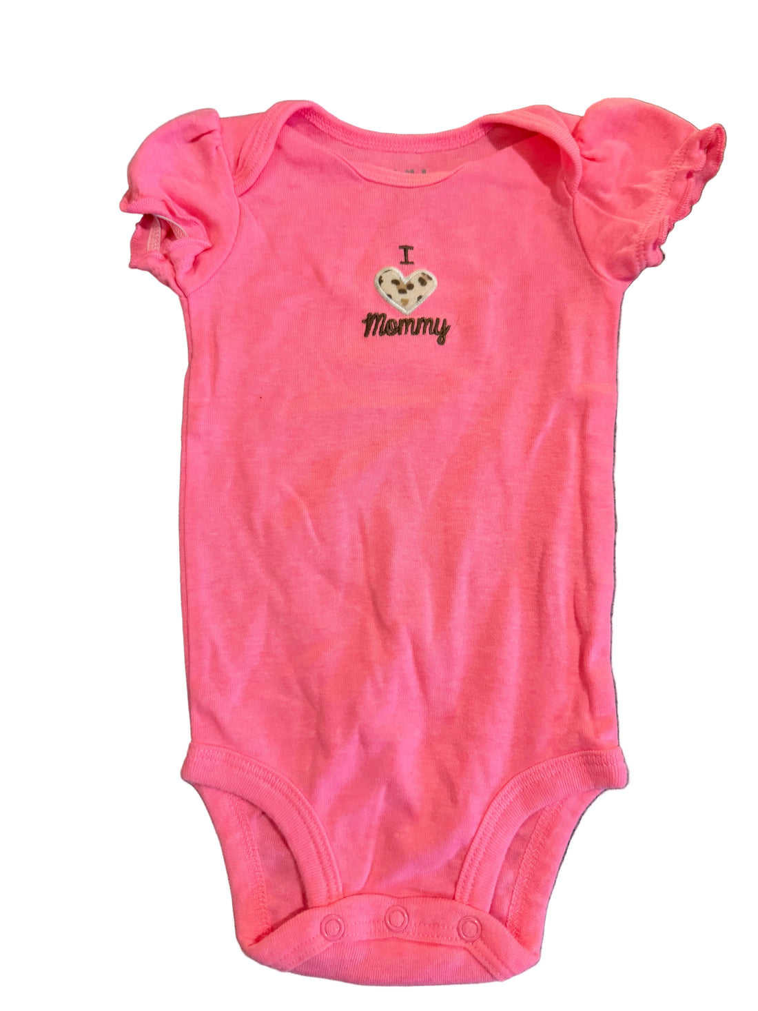 Pink baby onesie with 'I love mommy' text 