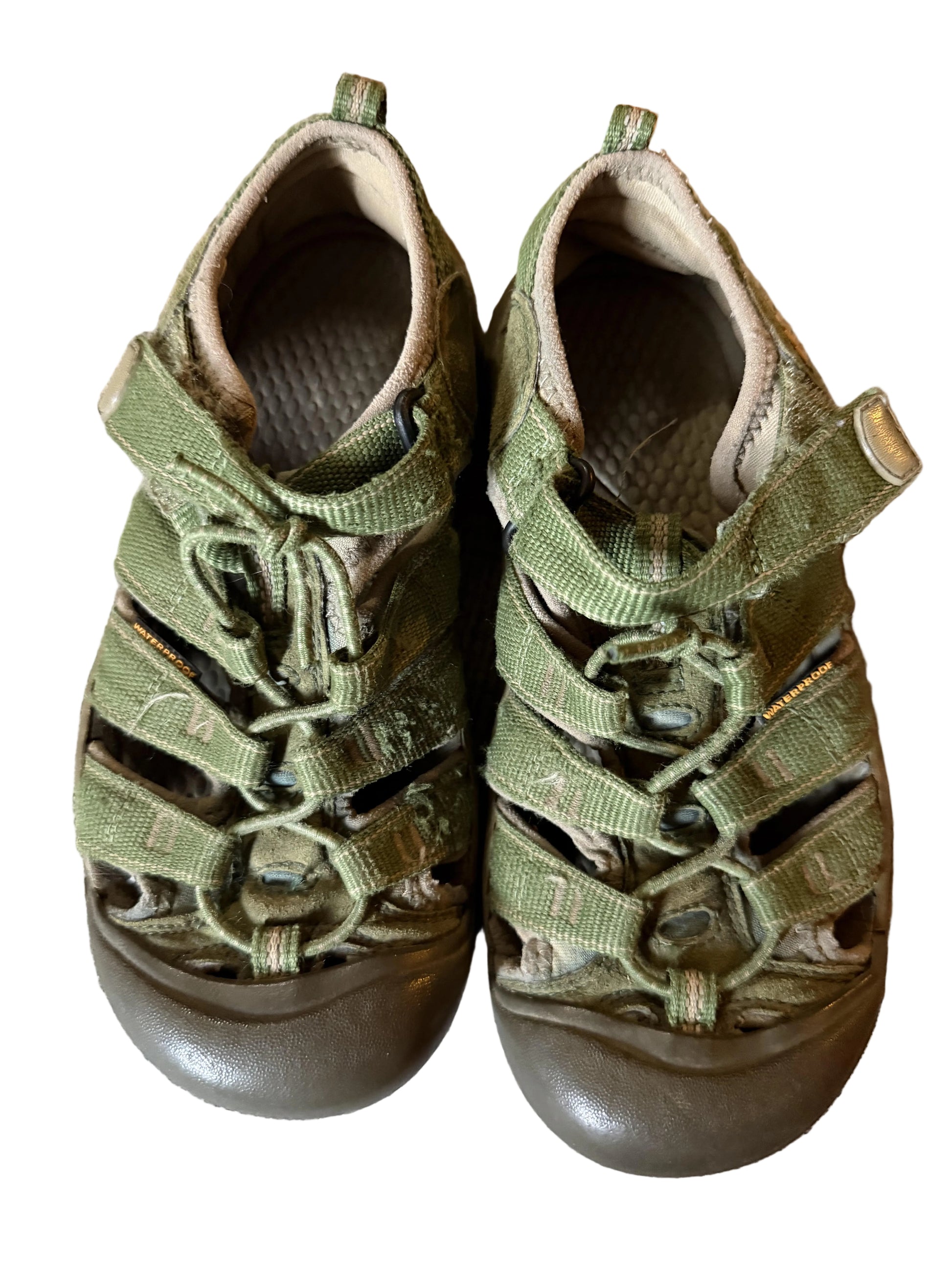 Keen Sandals / 4 in green color featuring adjustable straps and rugged soles for outdoor activities.